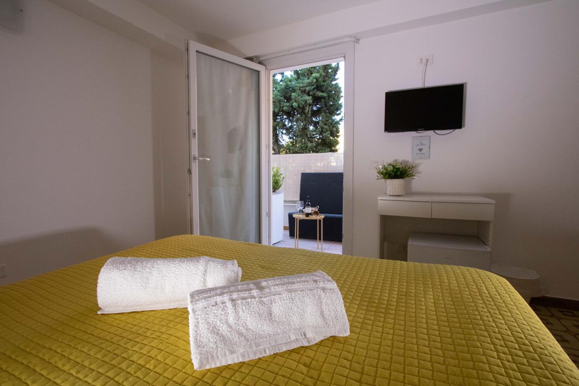 Le Torrette Rooms And Apartments Avola Kültér fotó